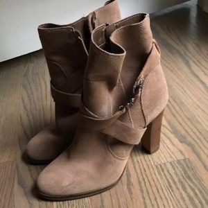 LIKE NEW Vince Camuto Booties